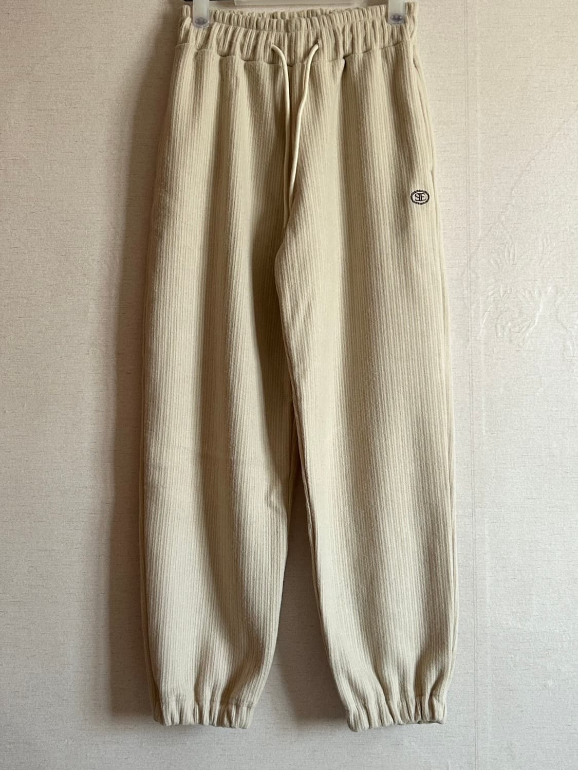 시엔느 심볼 니트 조거 팬츠 크림 상품이미지4