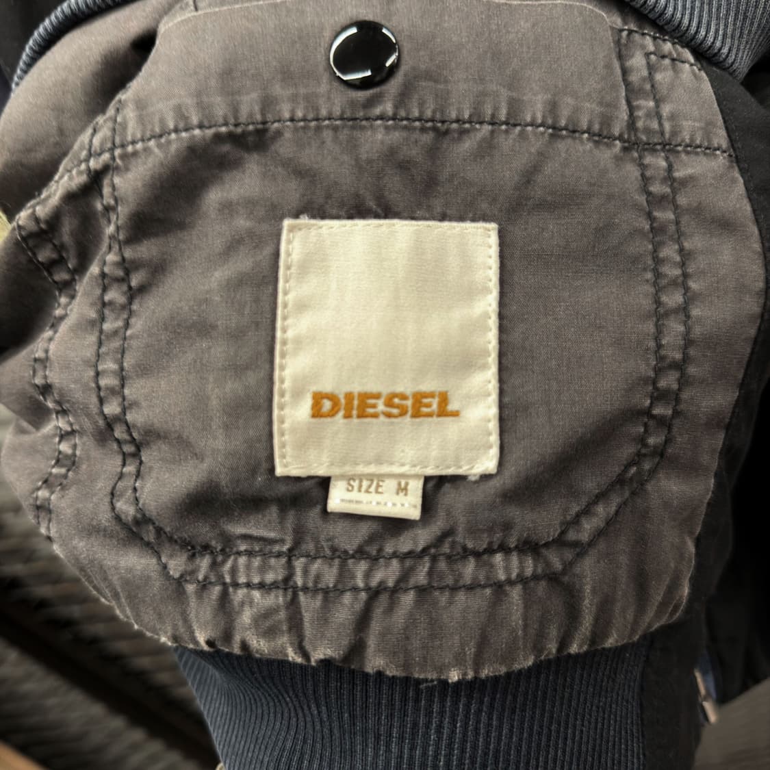 디젤 듀얼톤 블루종 자켓 퀼팅 샤이니 나일론 자수패치 디테일 블랙 상품이미지8