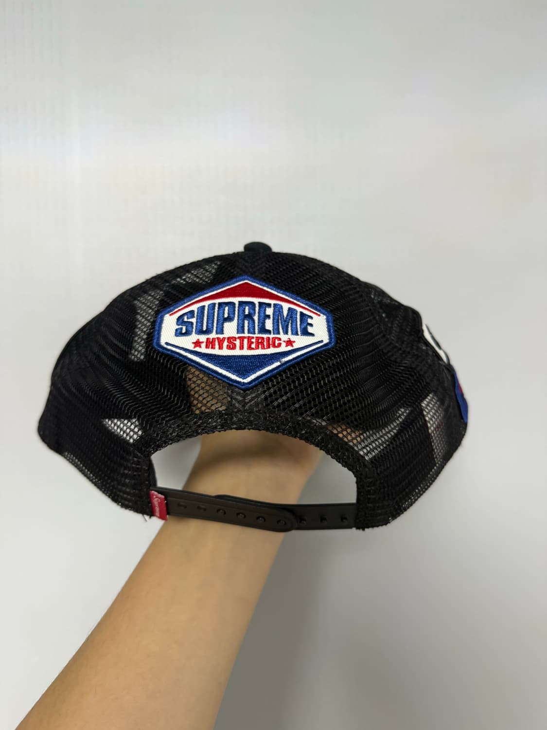 슈프림 x 히스테릭 글래머 x 밴슨 레더 메쉬 백 6-패널 블랙 - 24 상품이미지3