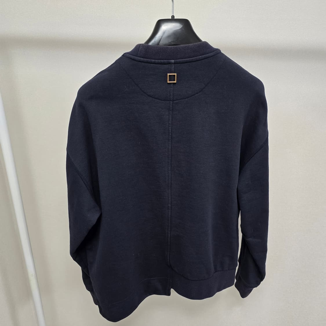 우영미 백로고 절개 맨투맨 48사이즈 판매 상품이미지2