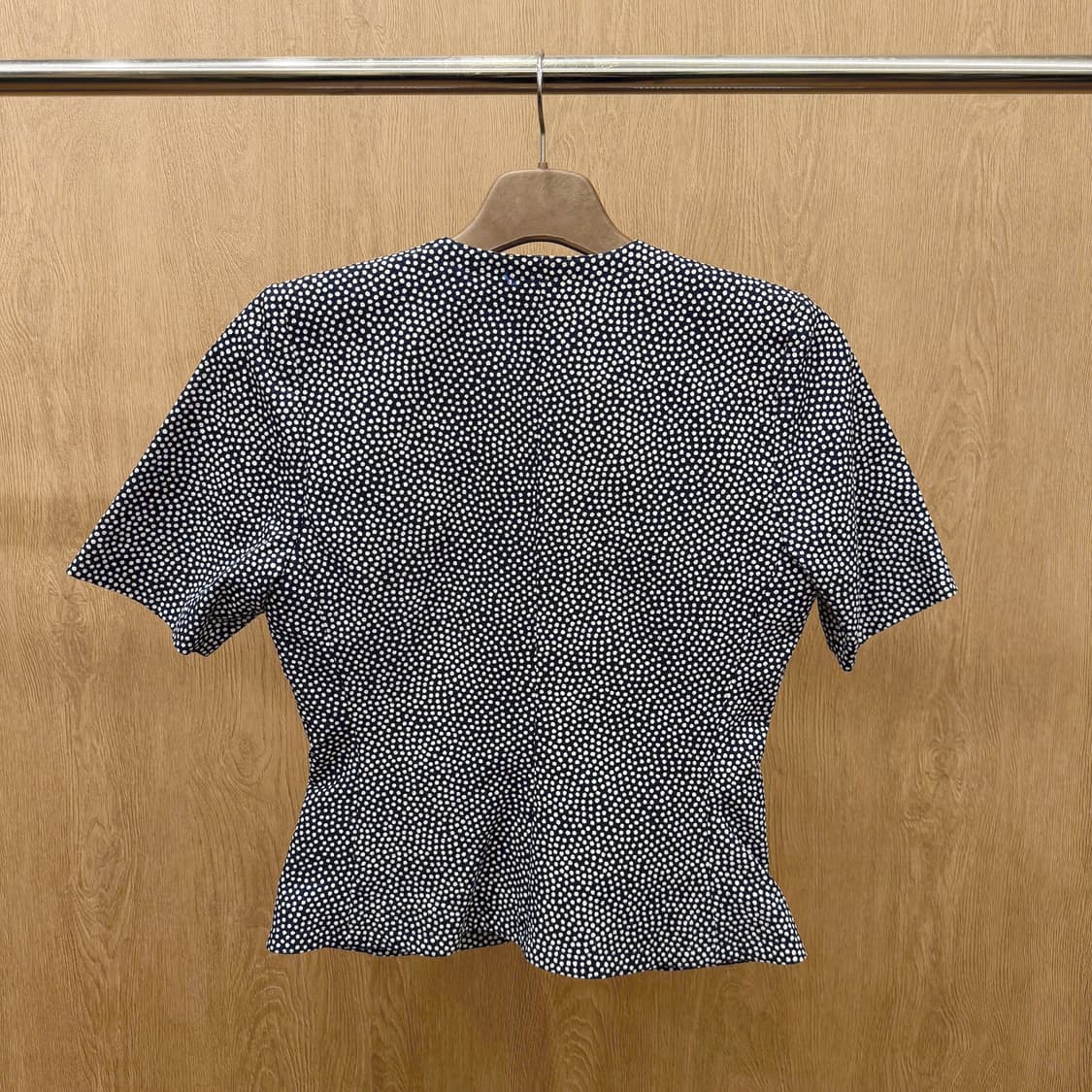 입생로랑 반팔 자켓 H라인 미디 스커트 셋업 도트 패턴 디테일 네이비 상품이미지3