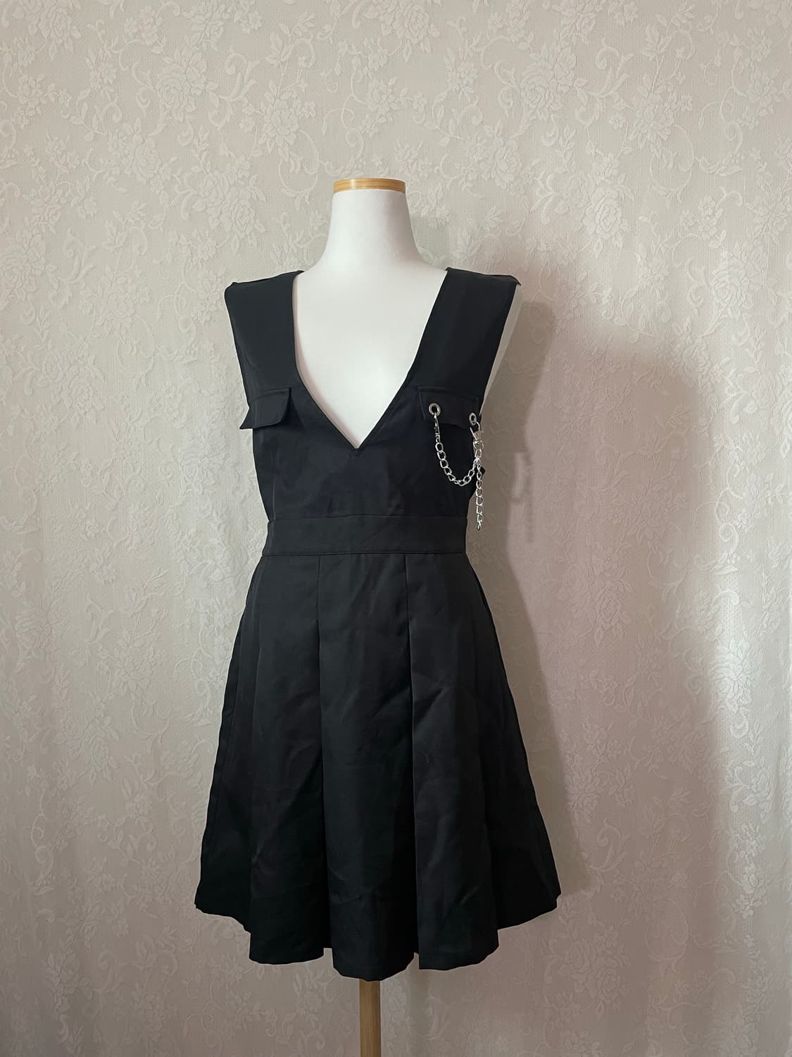 체인 디테일 브이넥 플리츠 미니원피스 상품이미지2