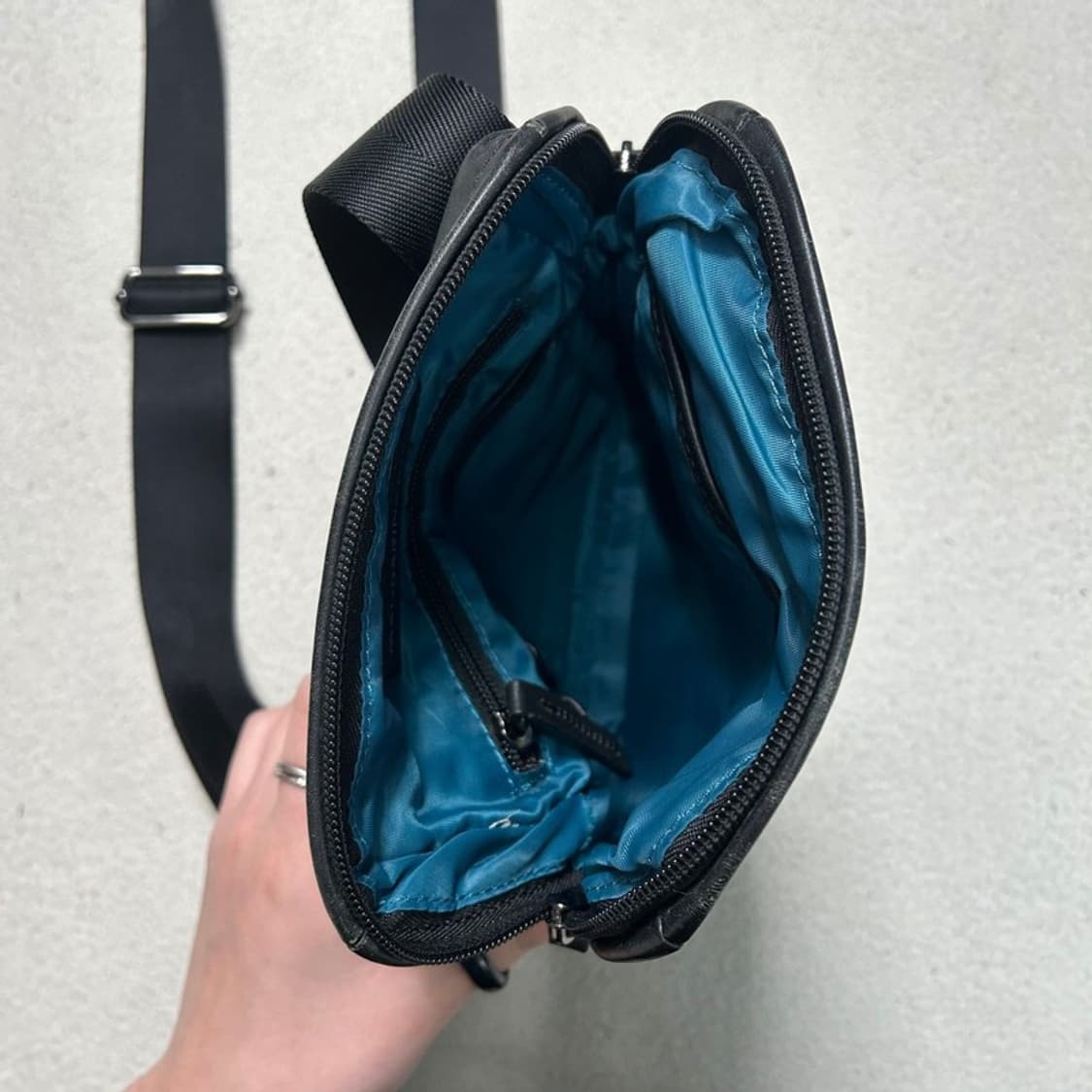 만다리나덕 크로스백 블랙 상품이미지4