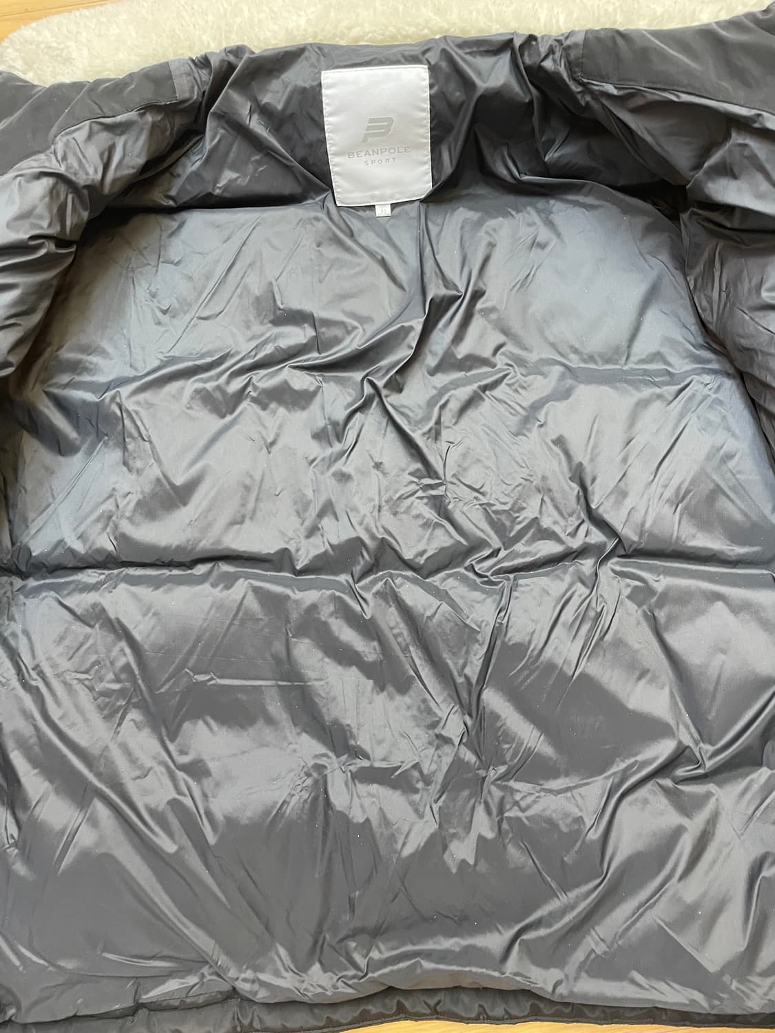 빈폴스포츠 양털 카라 숏패딩 90사이즈입니다. 카라와 주머니에 양털 디테 상품이미지6