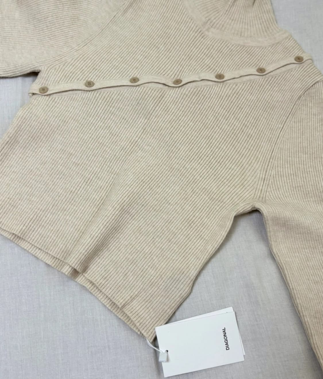 택O새상품) 다이애그널 폴로 넥 버튼 크롭 니트탑 상품이미지4