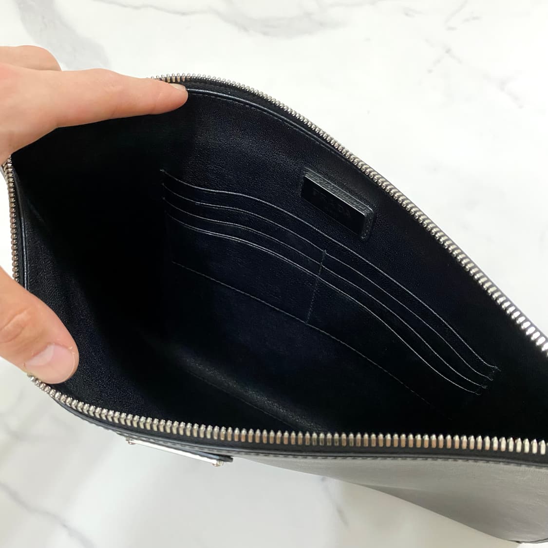 거의새것 프라다 사피아노 레더 삼각로고 클러치백 남성 가방 2NG001 상품이미지6