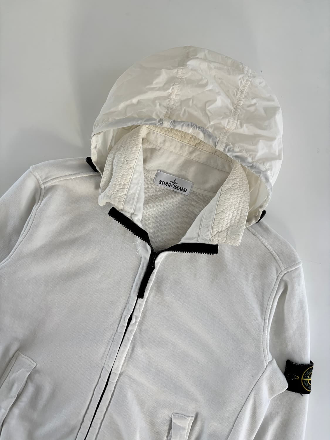 Stone-Island 스톤 아일랜드 와펜 화이트컬러 후드집업 상품이미지1