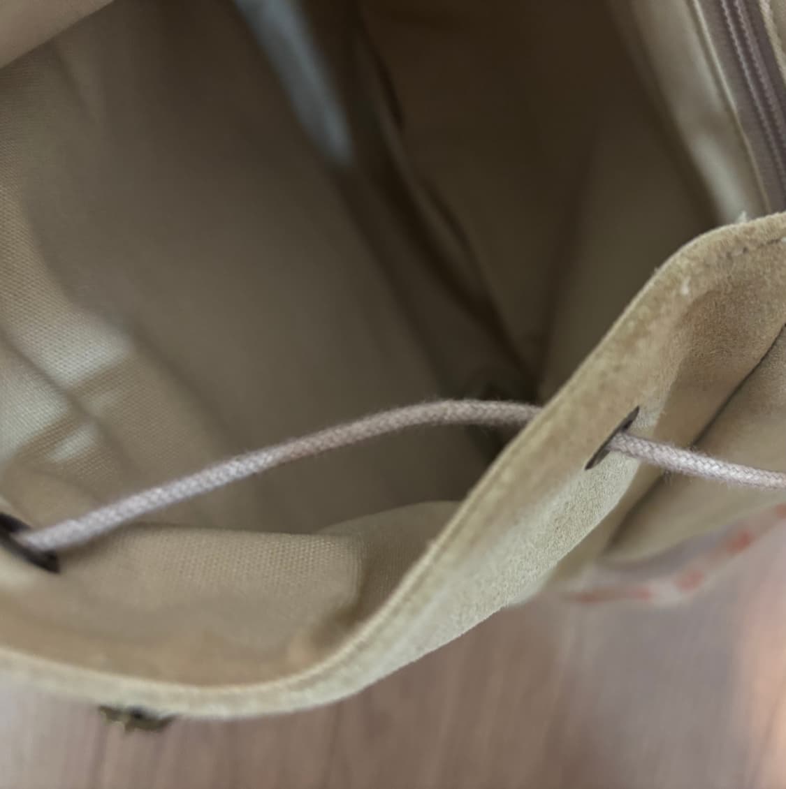 시착만 한 어그 양털 스웨이드 백팩 라이트카키.갸루. 스트릿 유니크 상품이미지3