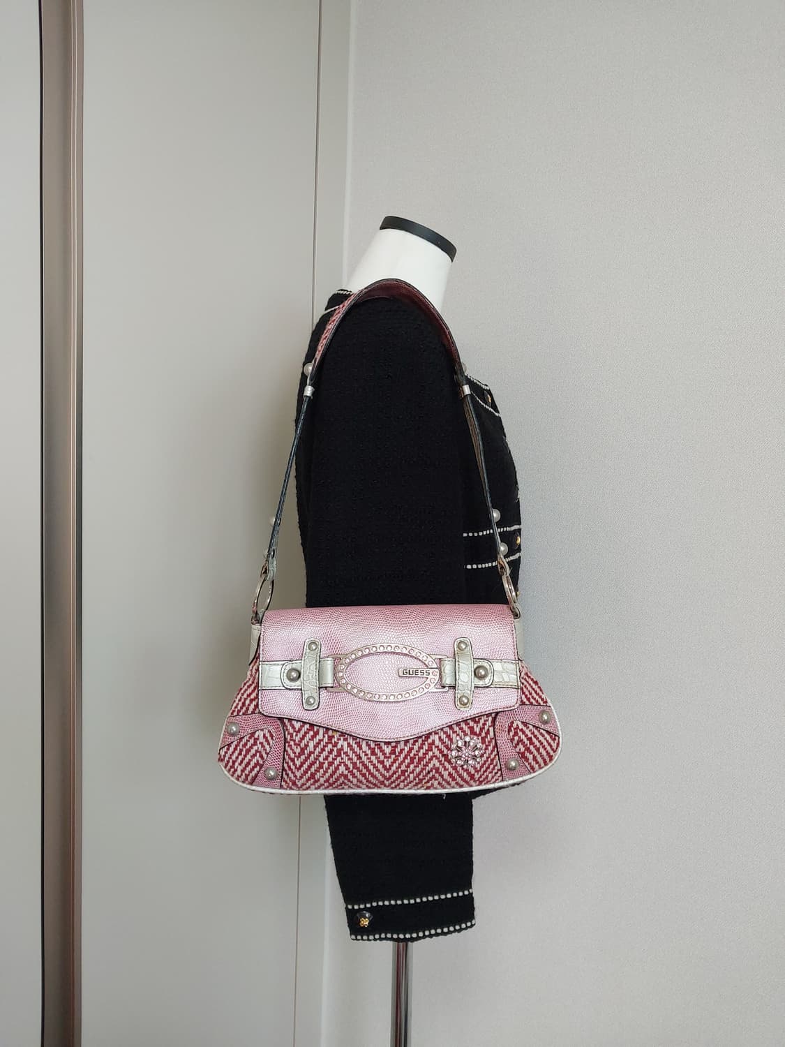 GUESS 게스 트위드 핑크 숄더백 상품이미지1