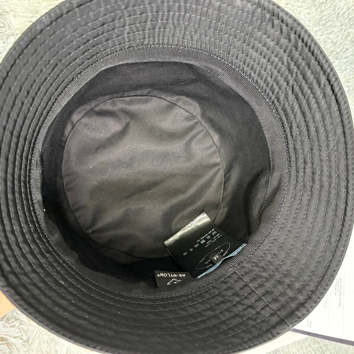 프라다 리나일론 버킷햇 블랙 M사이즈 새상품급 상품이미지3