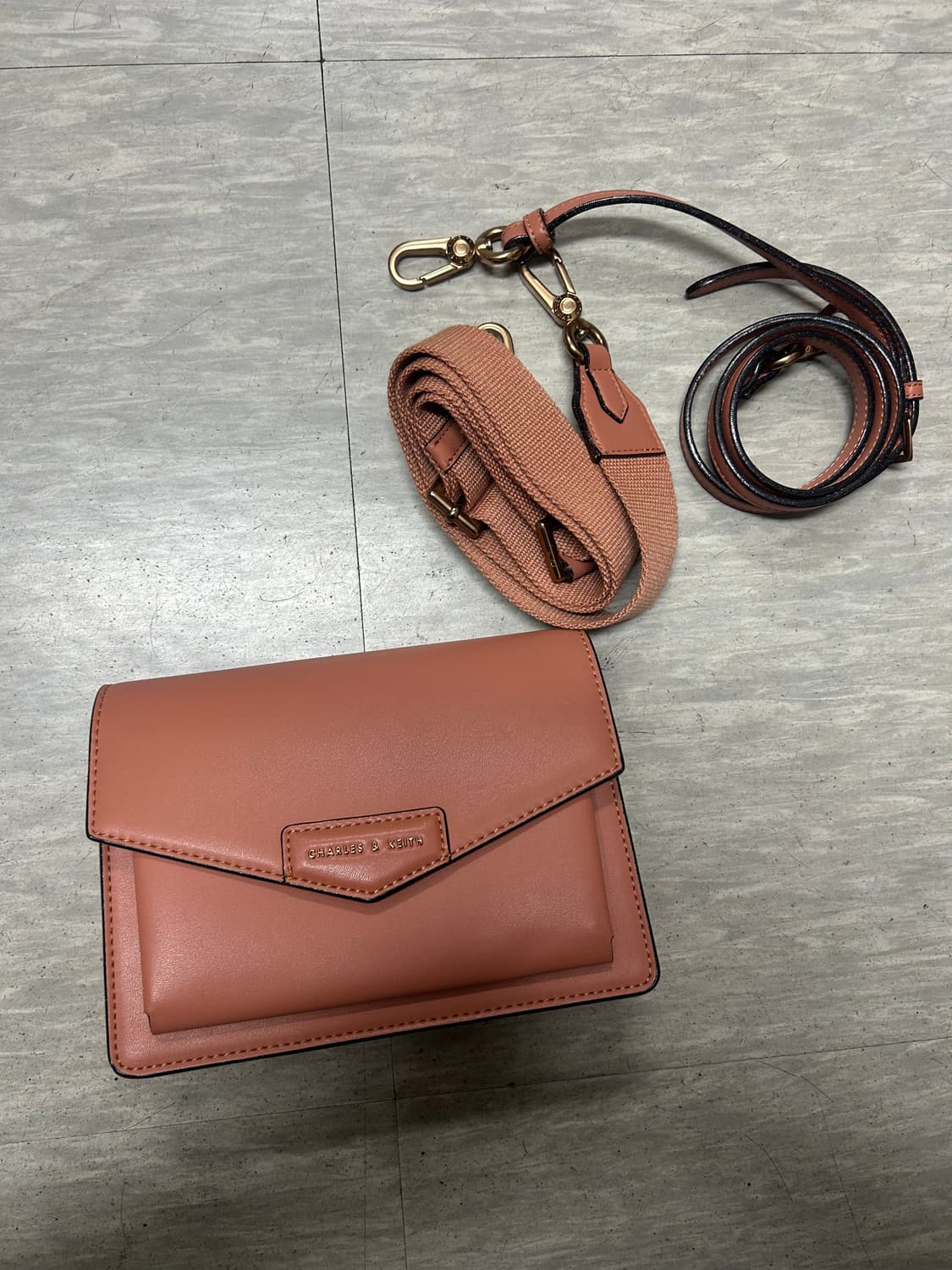 찰스앤키스 미니 크로스백 클레이 S 새상품급 가방 상품이미지2