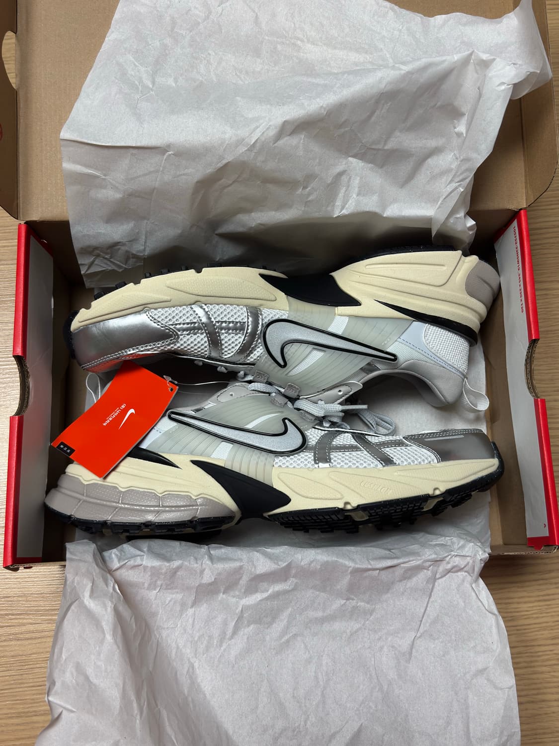 나이키 V2K런 WHITE/METALLIC SILVER 300 상품이미지2
