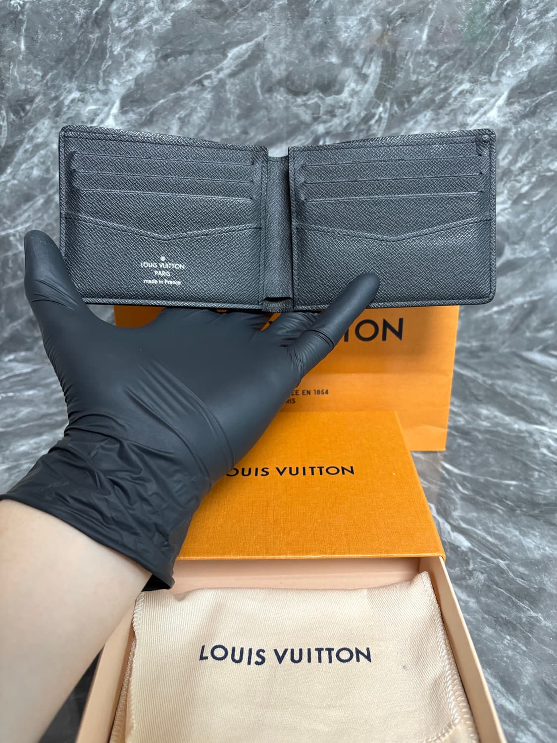 루이비통 슬렌더 윌렛 모노그램 이클립스 반지갑 상품이미지3