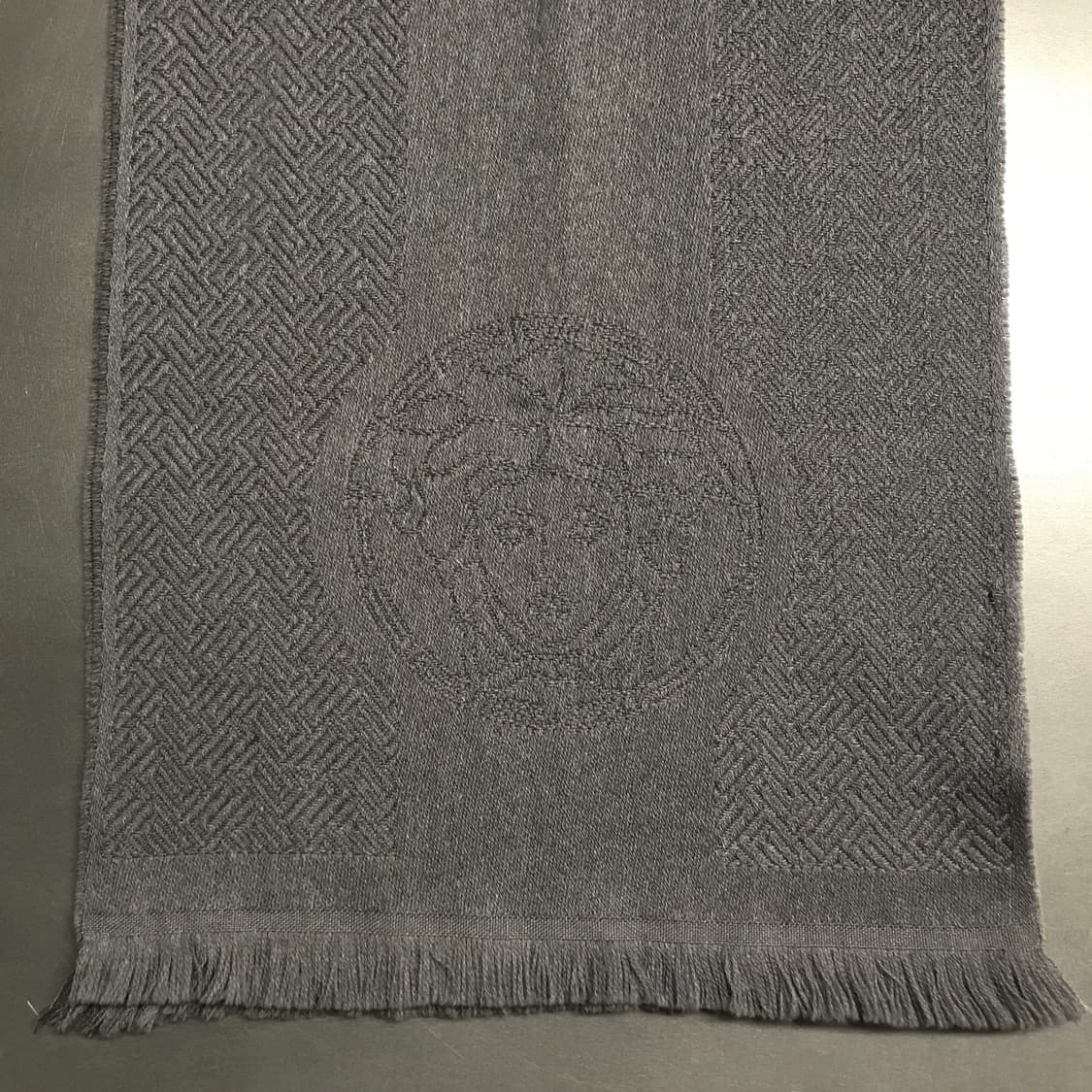 베르사체 메두사 머플러 그레이 상품이미지4