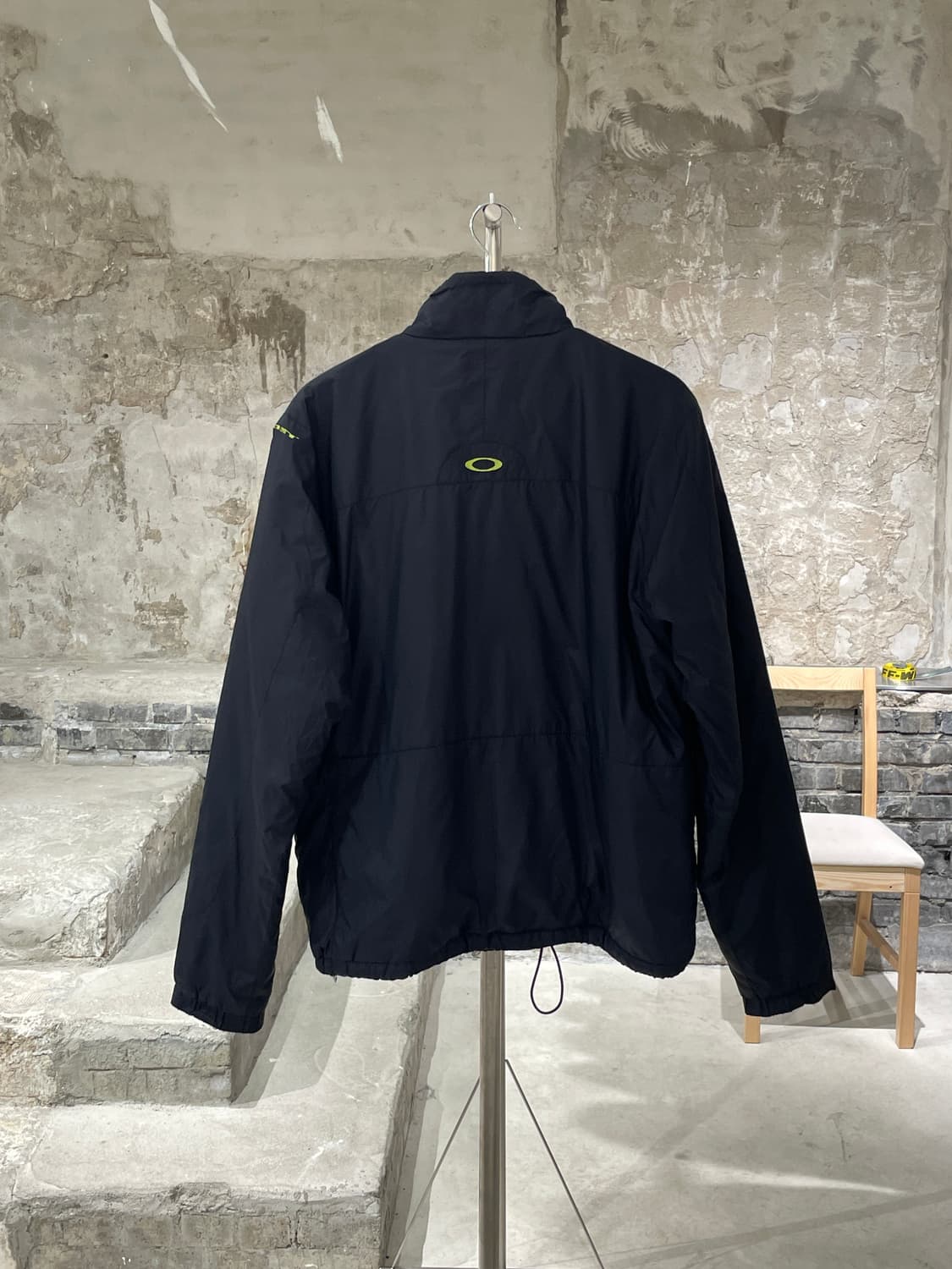 오클리 블랙 로고 패디드 자켓 상품이미지6