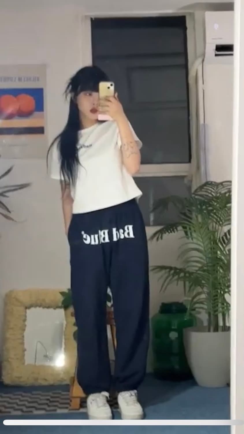 배드블루 로고 스웨트 팬츠 네이비 2 구효민 착용 상품이미지5