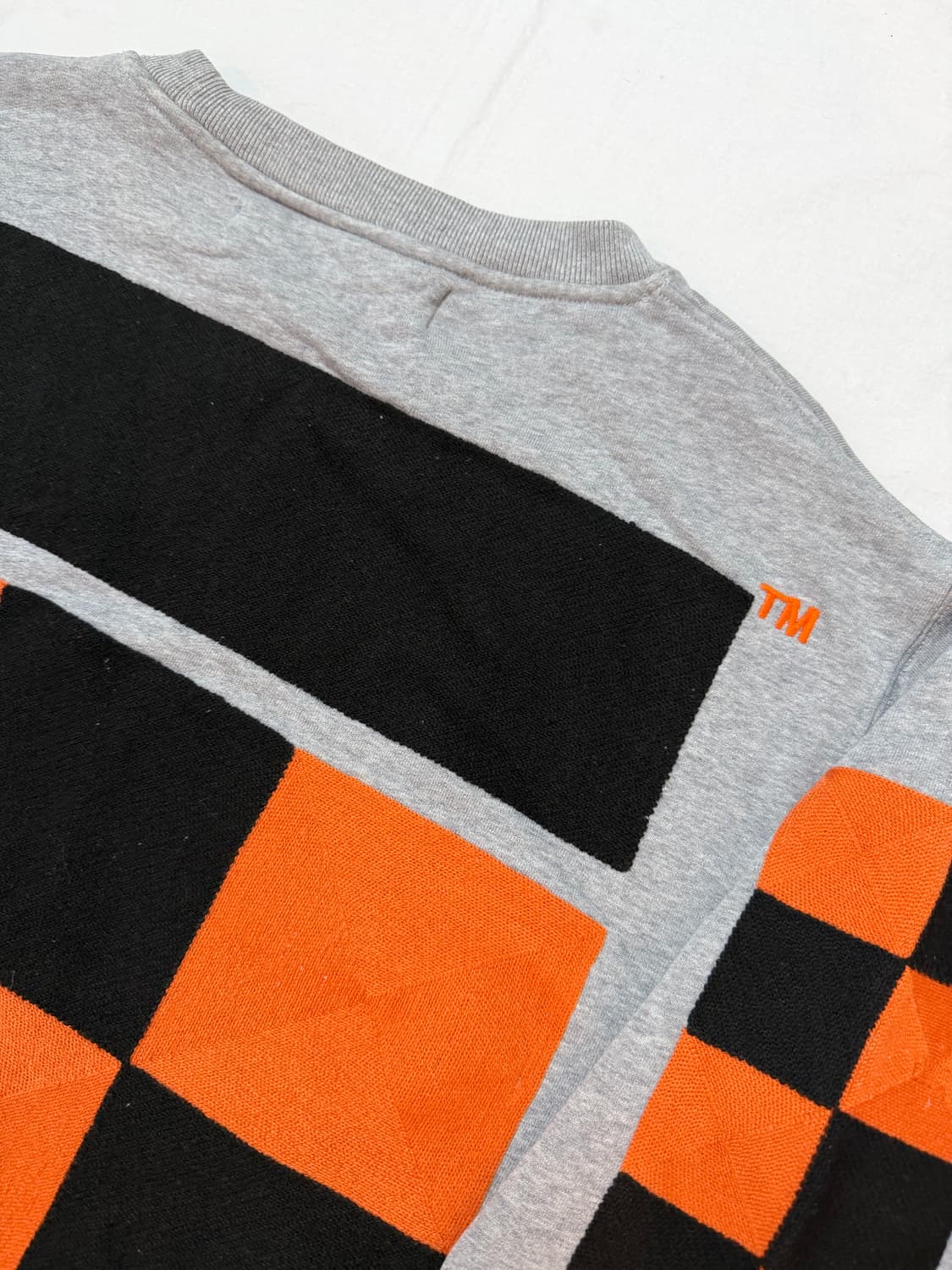 오프화이트 버질 체커보드 애로우 자수 맨투맨 그레이 상품이미지3