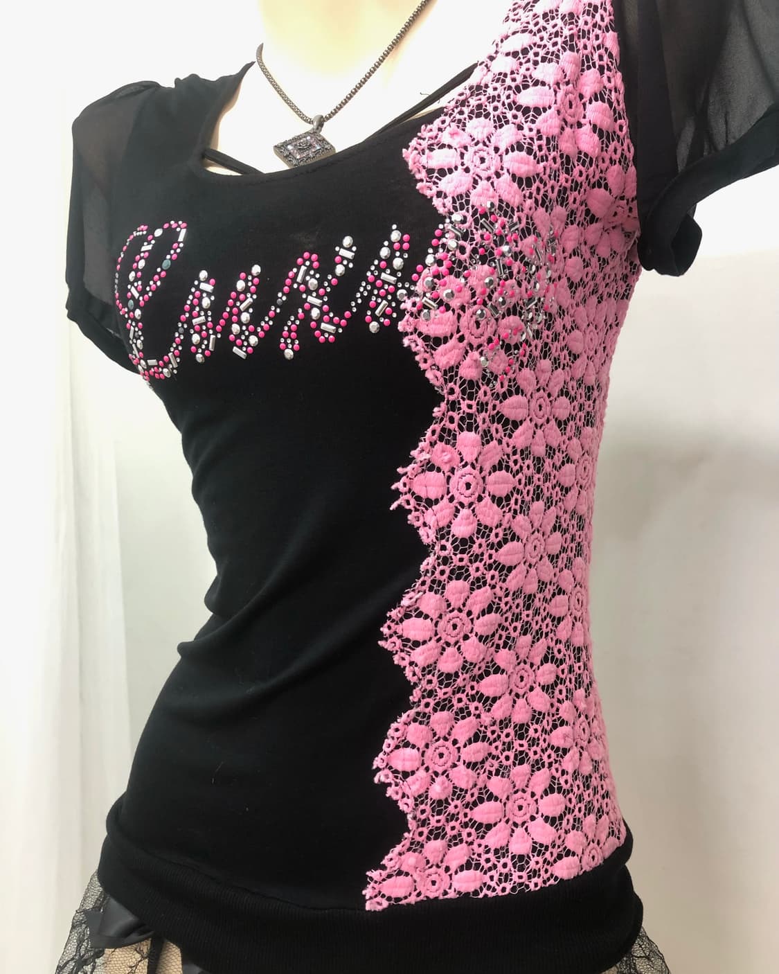 side pink lace cubic detail black top 상품이미지4