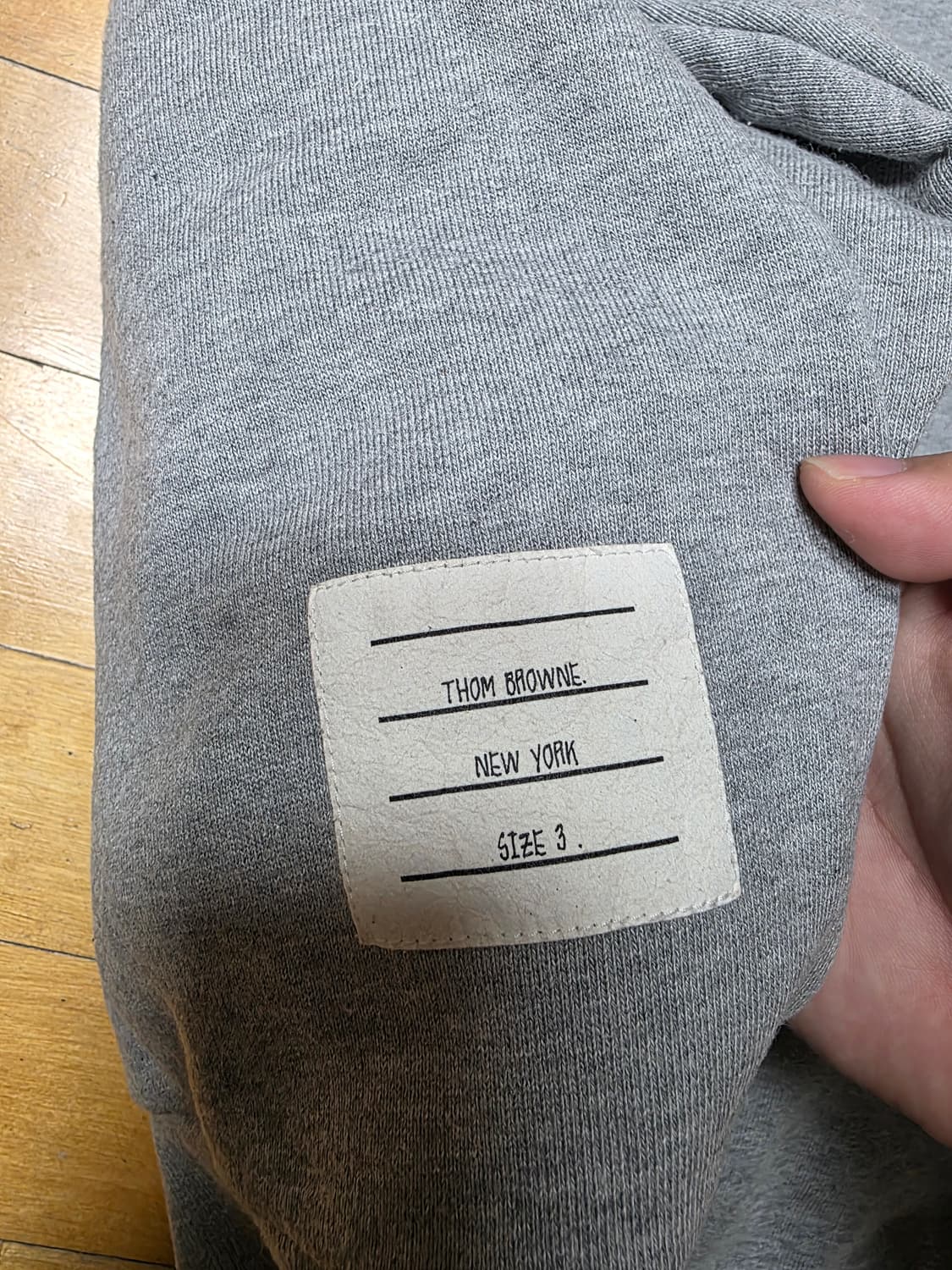 [3]톰브라운 백삼선 맨투맨 그레이 상품이미지4