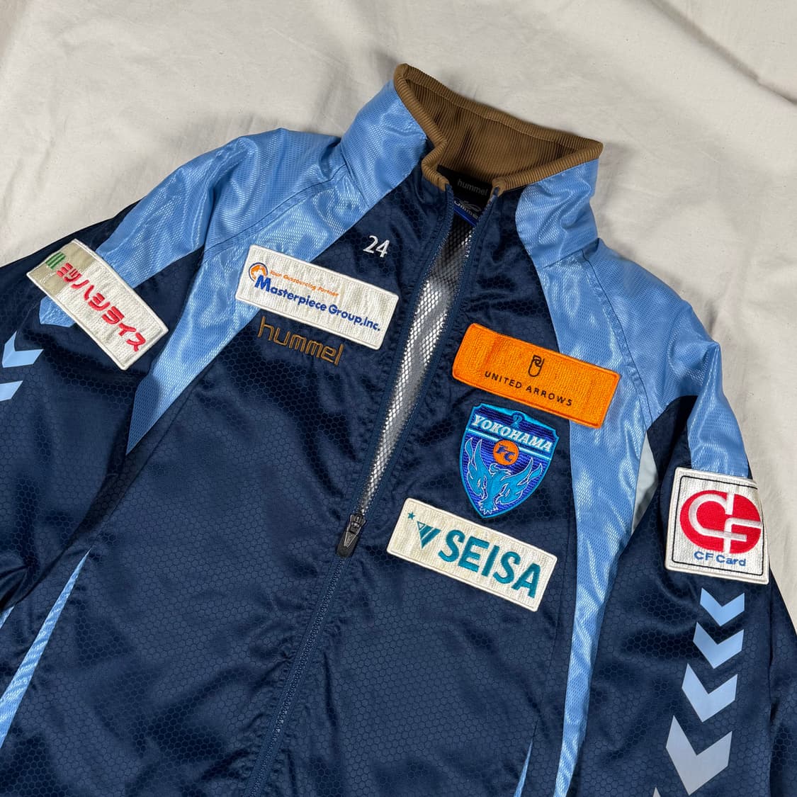 험멜 J리그 요코하마FC 축구 바람막이 어센틱 지급용 자켓 상품이미지2