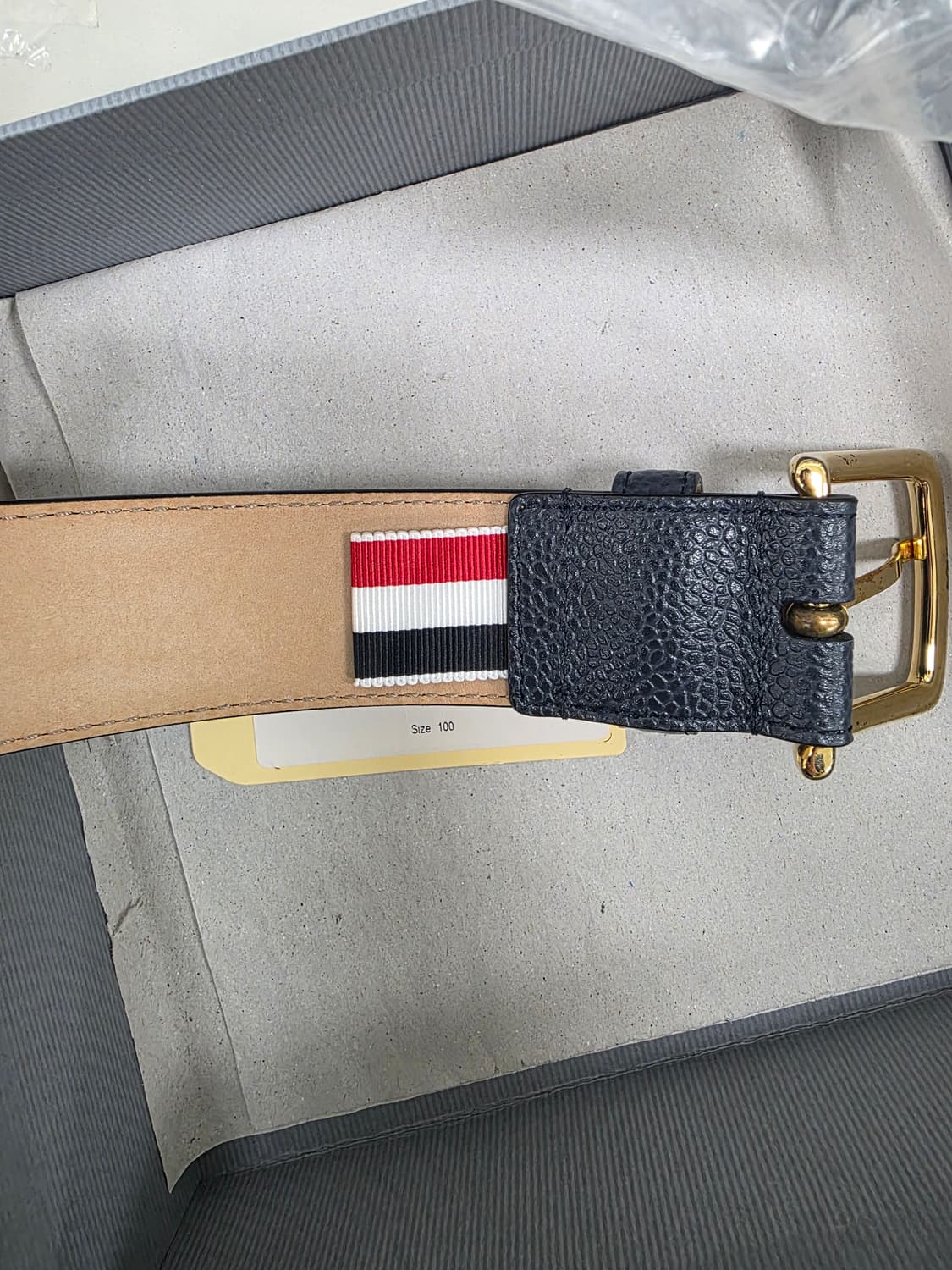 톰브라운 23SS MCX049B 00198 415

벨트 상품이미지5