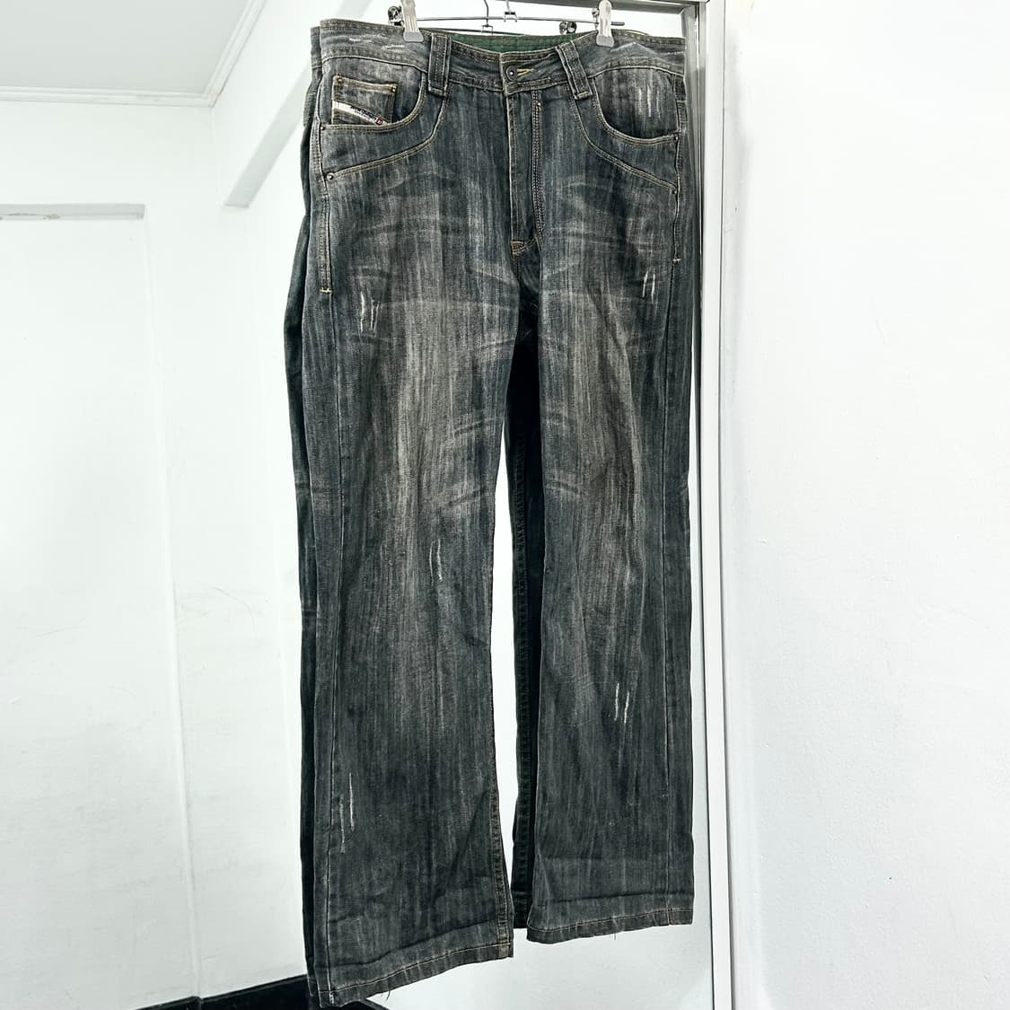 디젤 백지퍼 흑청 데님 팬츠 상품이미지5