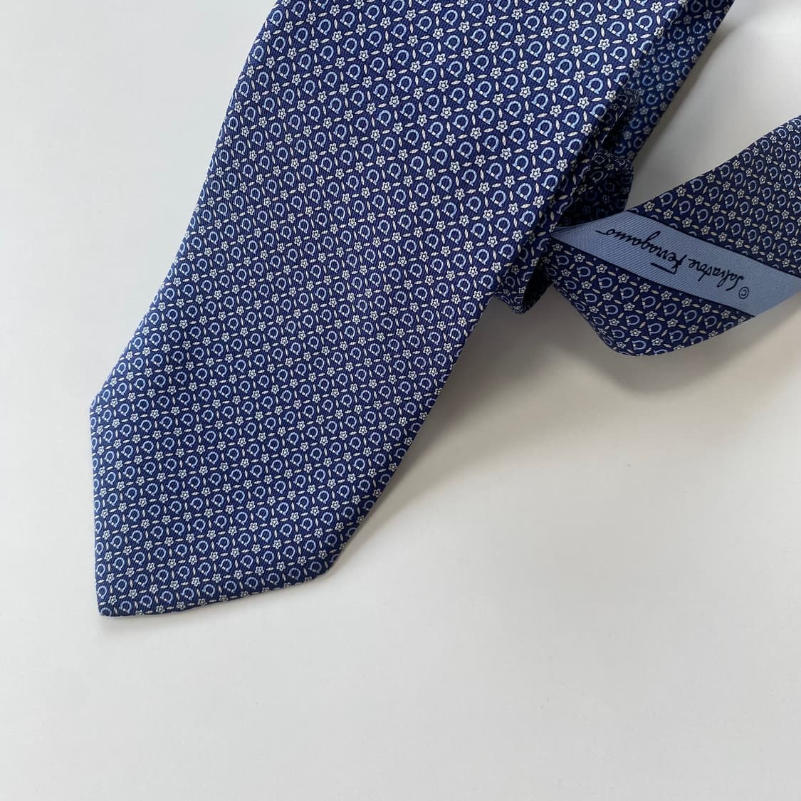 페레가모(Ferragamo)  모노그램 명품 정품넥타이 7.9cm 상품이미지5