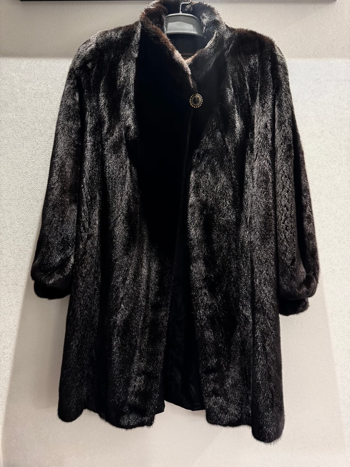 대동모피 블랙그라마 롱 밍크 코트 상품이미지1