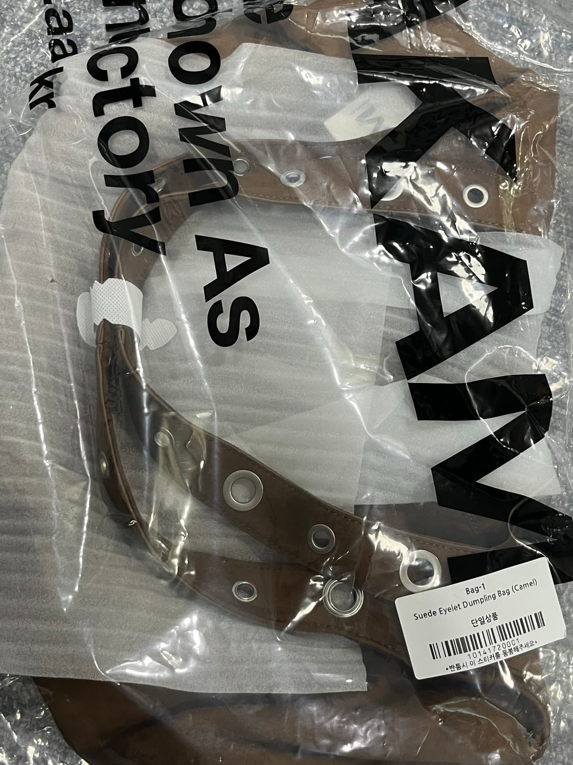 아캄 스웨이드 아일렛 덤플링 백 카멜 새상품 상품이미지2