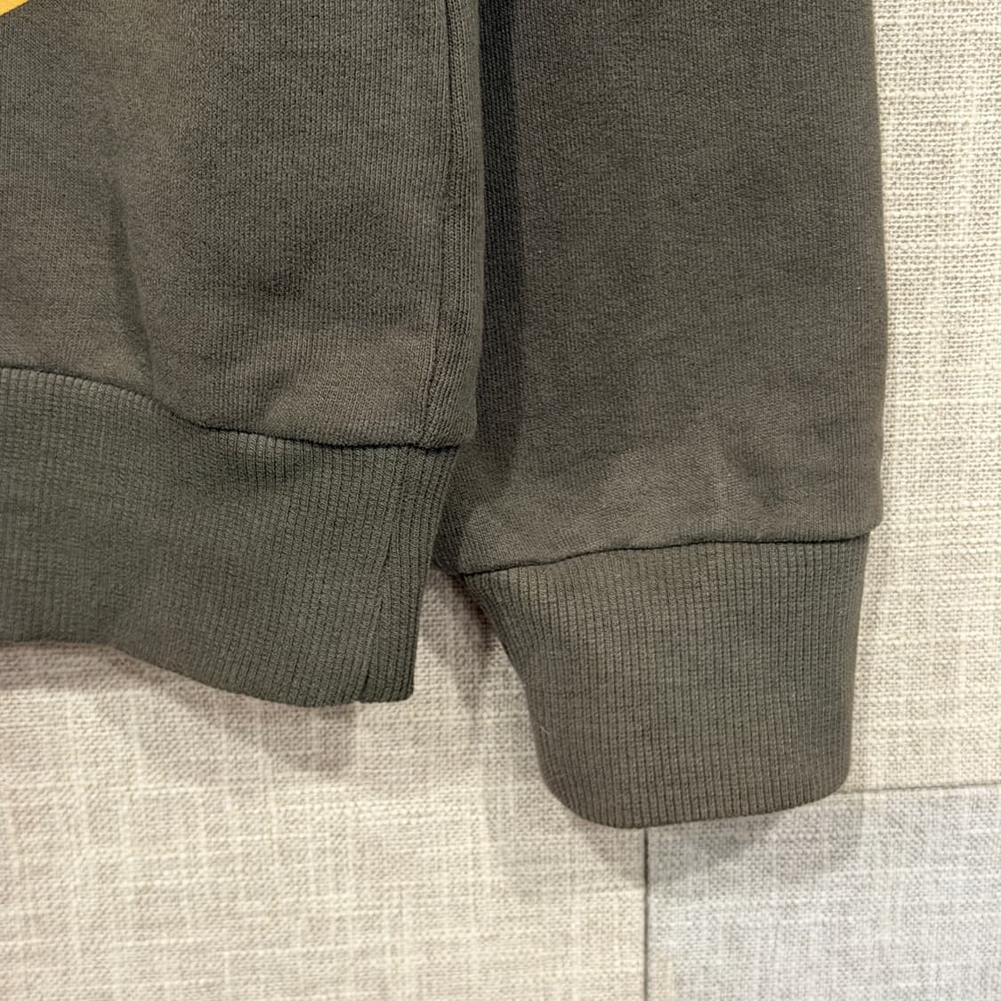 COS 코스 카키색 기하학 패턴 맨투맨 티셔츠 M 상품이미지4