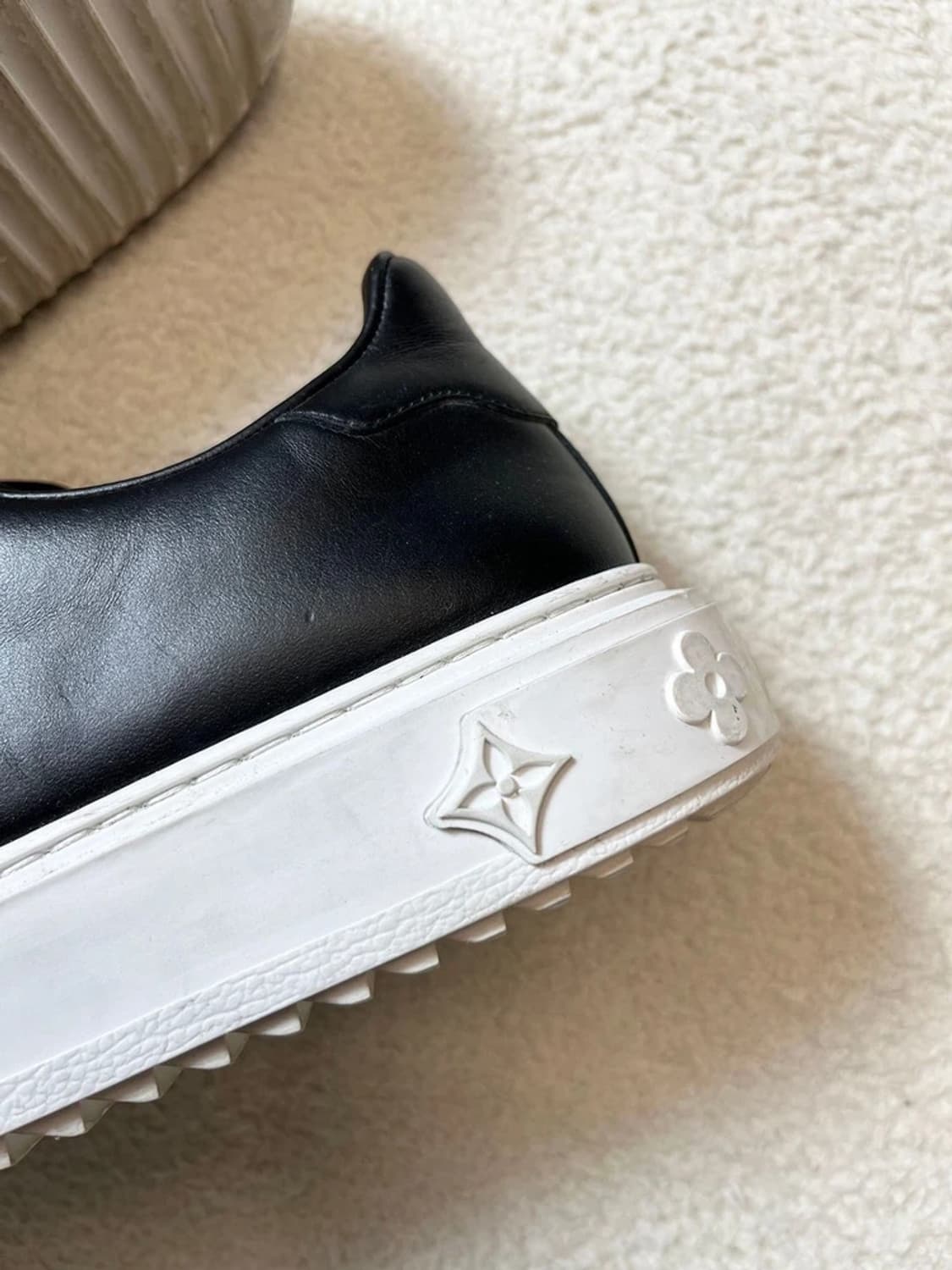 루이비통 송아지 가죽 타임 아웃 스니커즈 A1728 상품이미지5