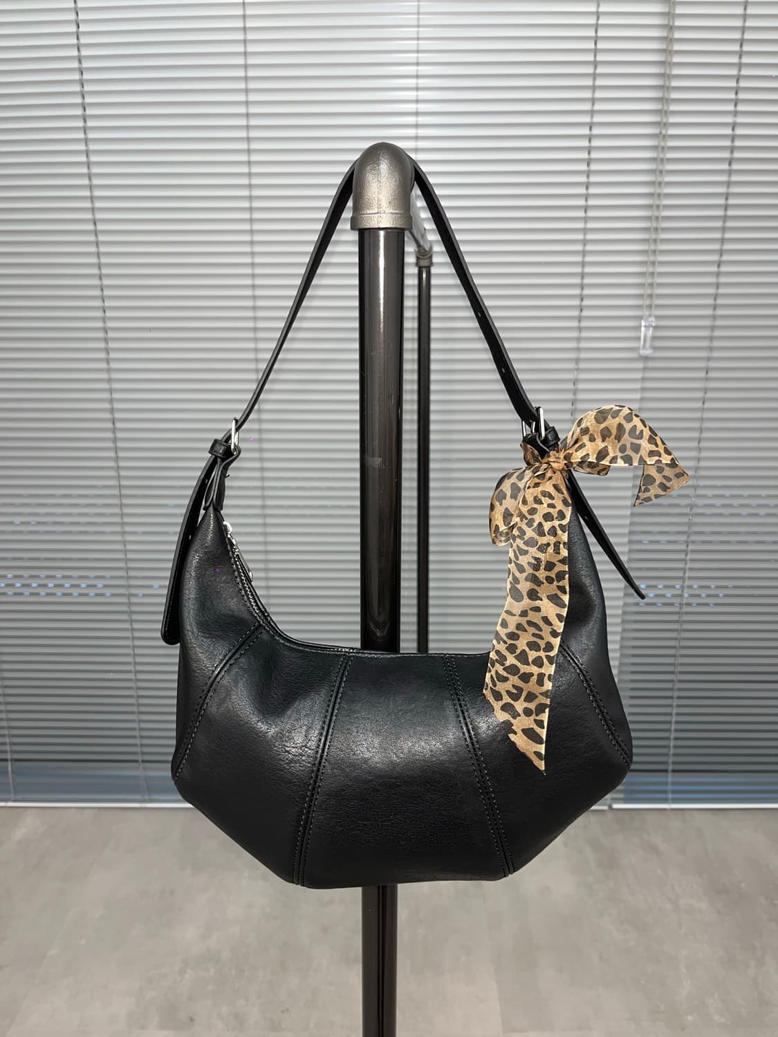 Classic Leather Black Shoulder Bag 상품이미지1