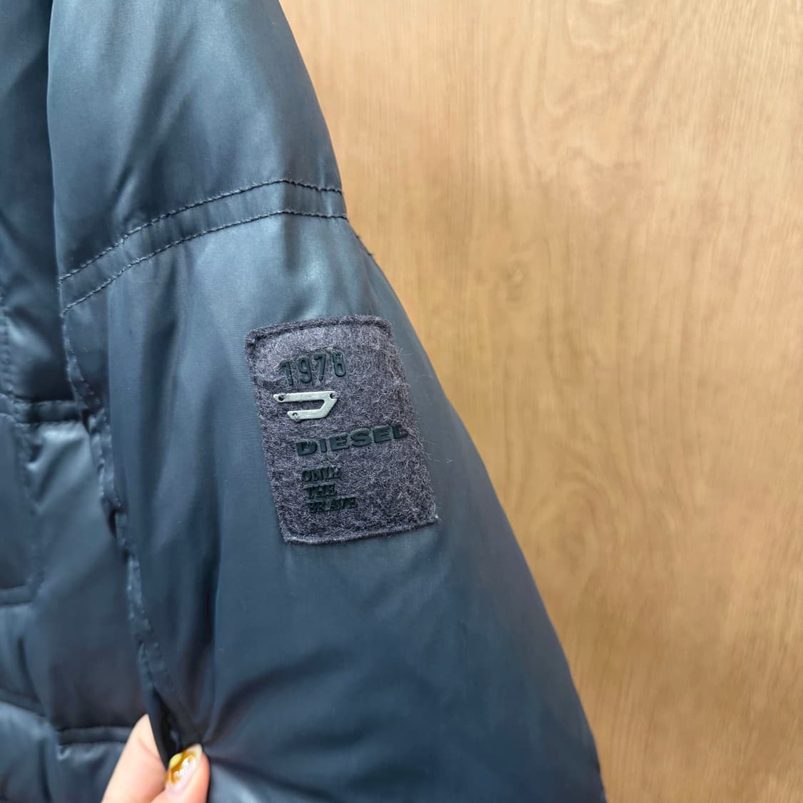 디젤 하이넥 패딩 자켓 퀄팅 패널 로고 패치 밑단 스트링 디테일 차콜 상품이미지6