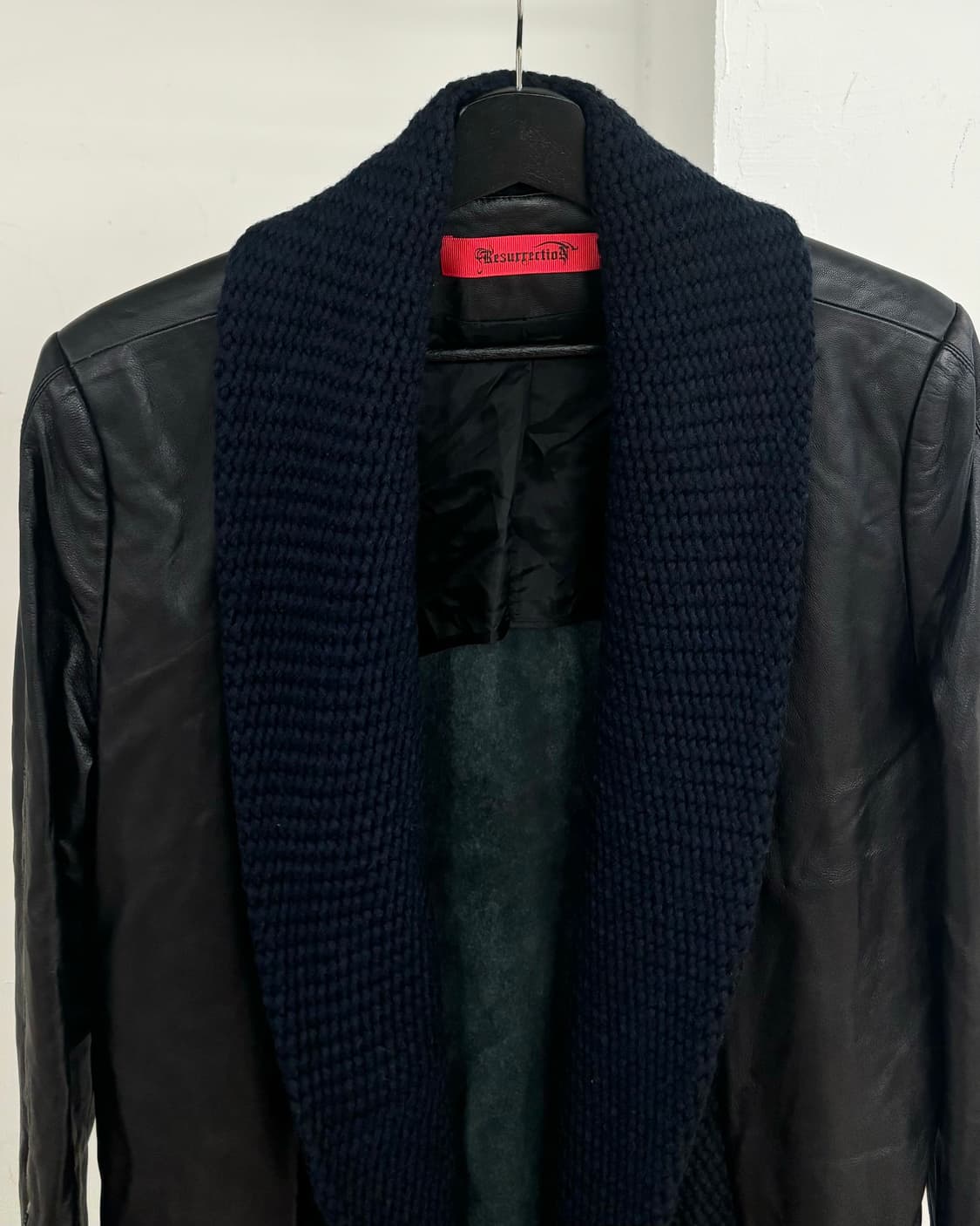 레저렉션 블랙 니트 숄 칼라 레더 롱코트 상품이미지2