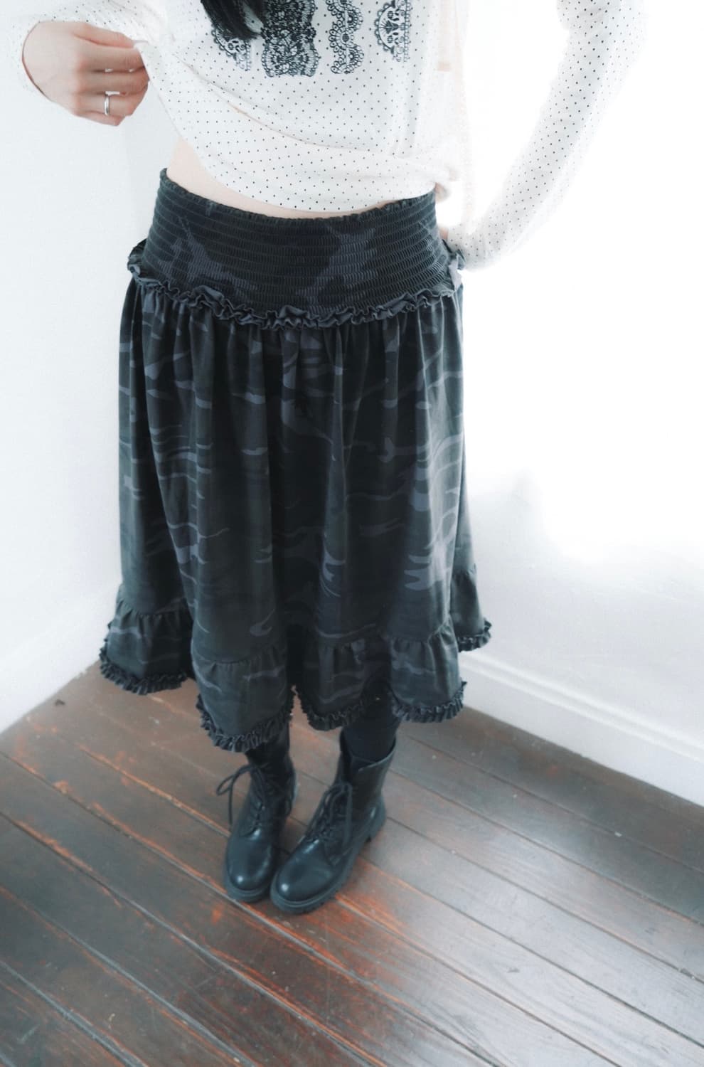 인앤양 프릴 스모크 스커트 Frill smoke skirt 차콜 상품이미지2