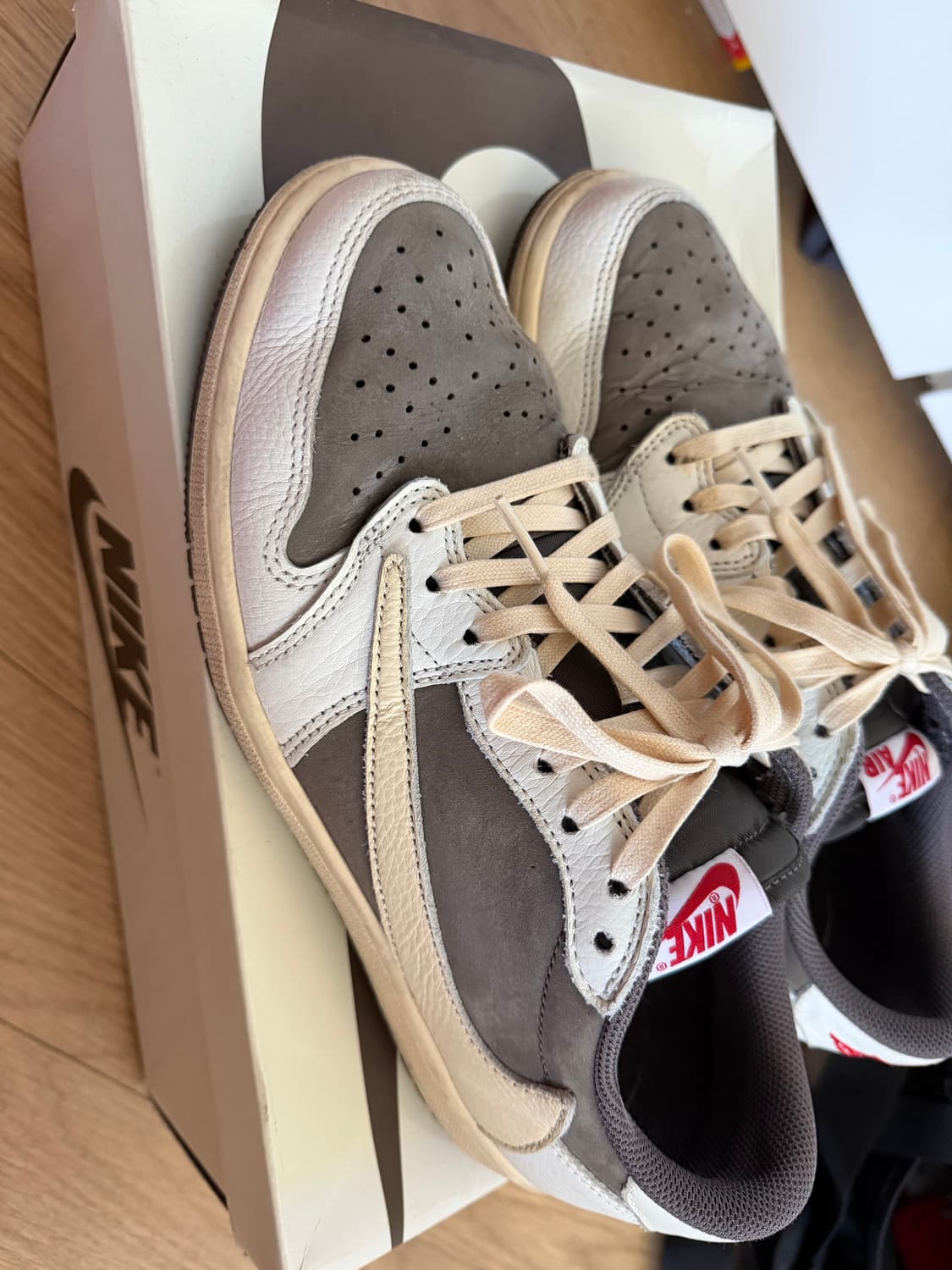 조던 1 x 트래비스 스캇 레트로 로우 OG SP 세일 앤 리저록 상품이미지1