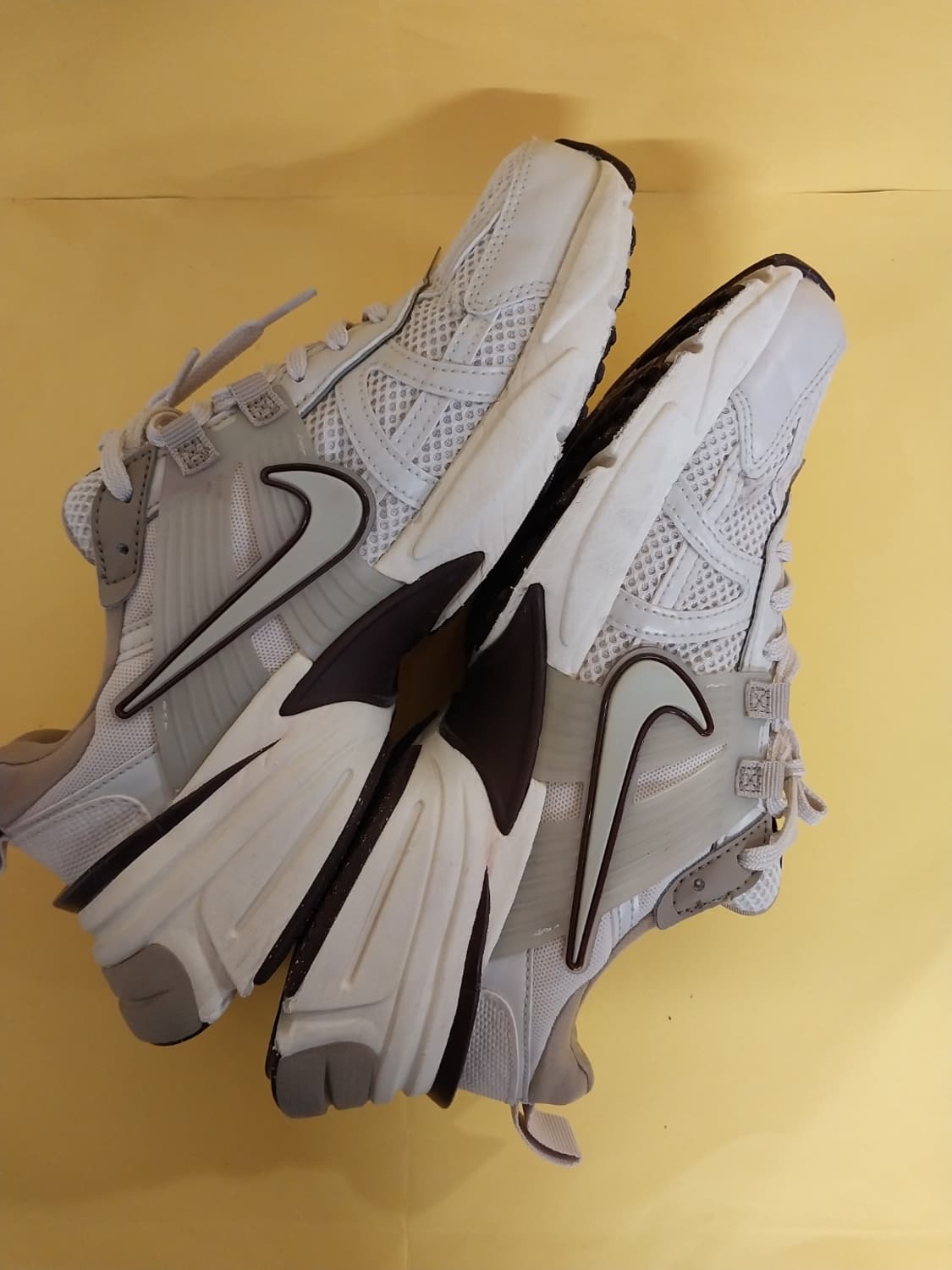 여성 나이키 V2K 런 라이트 오어우드 브라운 카키 운동화 (255) 상품이미지7