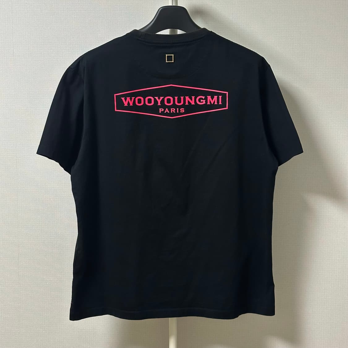 [50] 우영미 헥사곤 백로고 반팔 티셔츠 블랙 상품이미지1