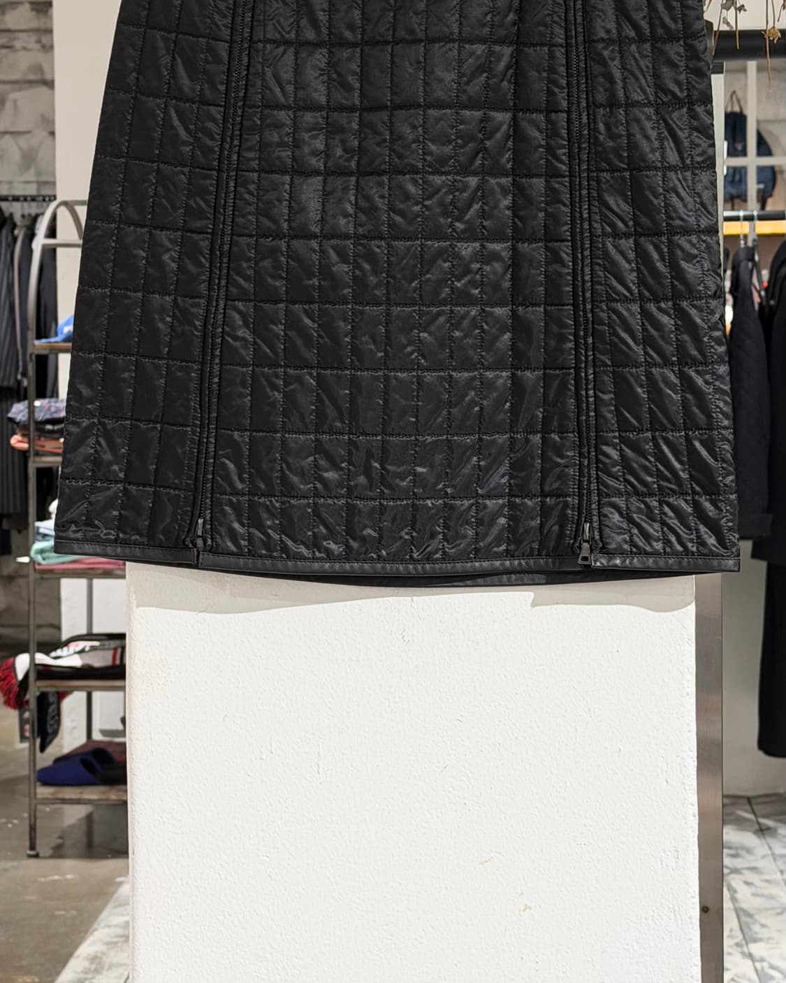 프라다 블랙 퀼팅 패디드 미디 스커드 상품이미지3