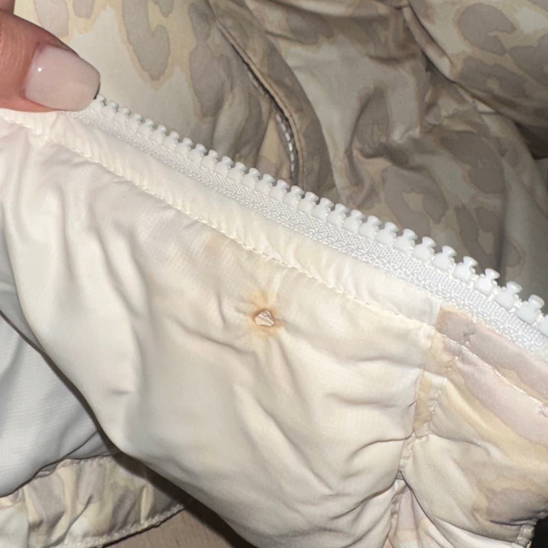 노스페이스 눕시 화이트 레오파드 700 숏패딩 s사이즈 상품이미지2