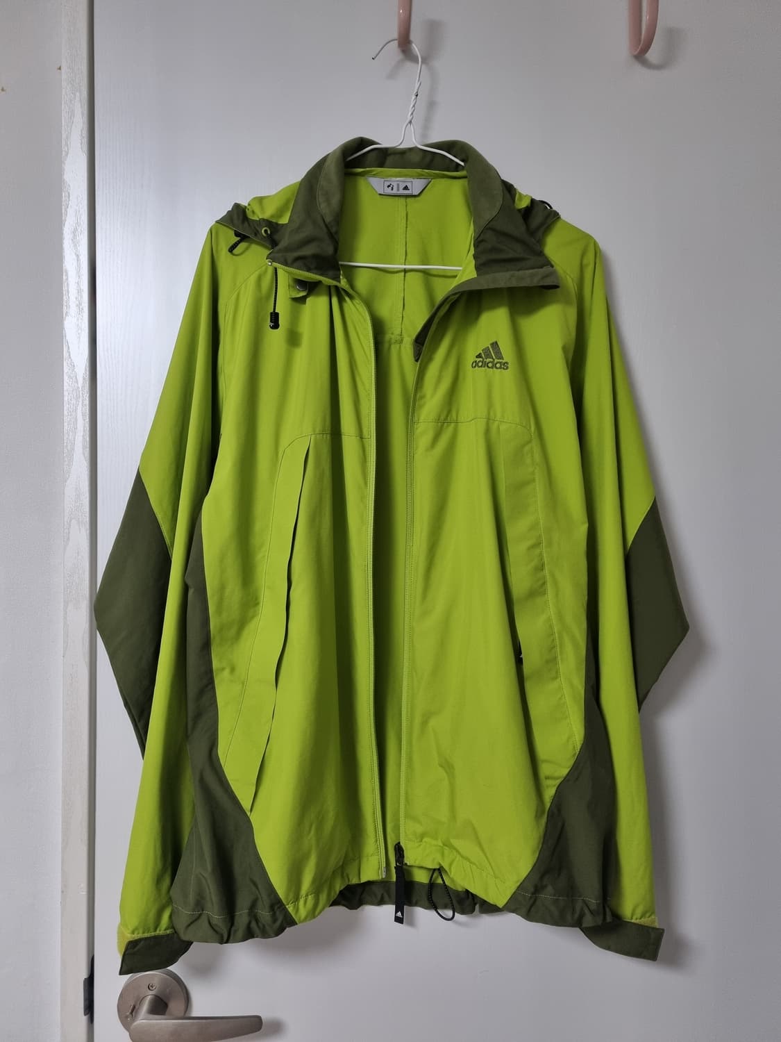 연두빛 경량 얇은 아디다스 바람막이 상품이미지2