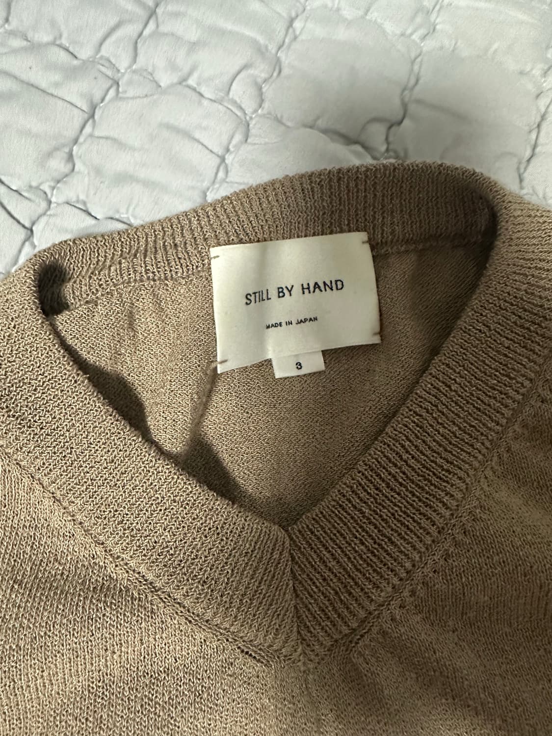 스틸바이핸드 스왈로우 브이넥 스웨터 베이지 L 사이즈 판매합니다. 상품이미지2