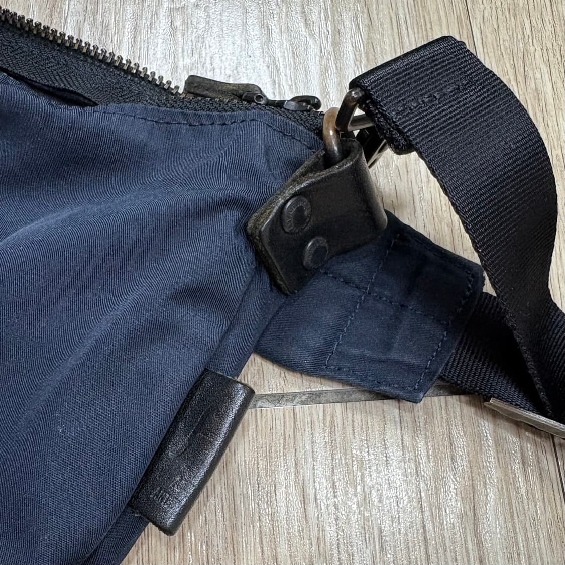 아미아칼바 바디백 네이비 상품이미지5