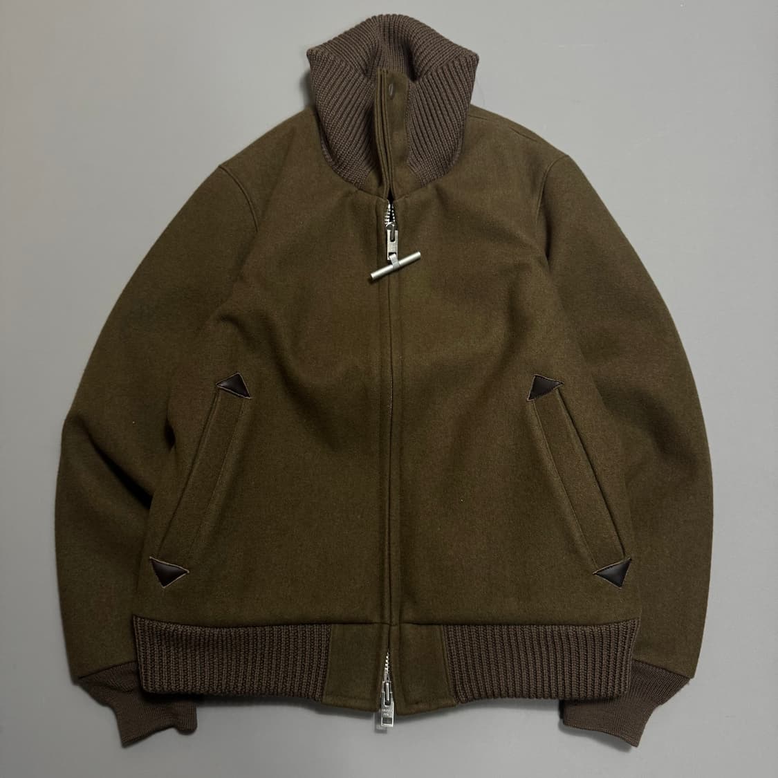 마이티맥 x 밸런스하모니(B&H) 브라운컬러 하이넥 플라이어 자켓 상품이미지9