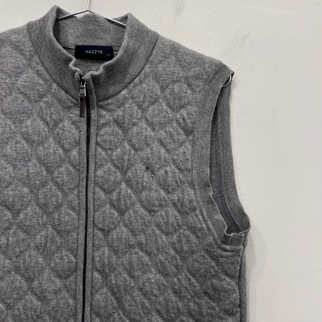 헤지스 다이아몬트 퀼팅 하이넥 니트 베스트 상품이미지1