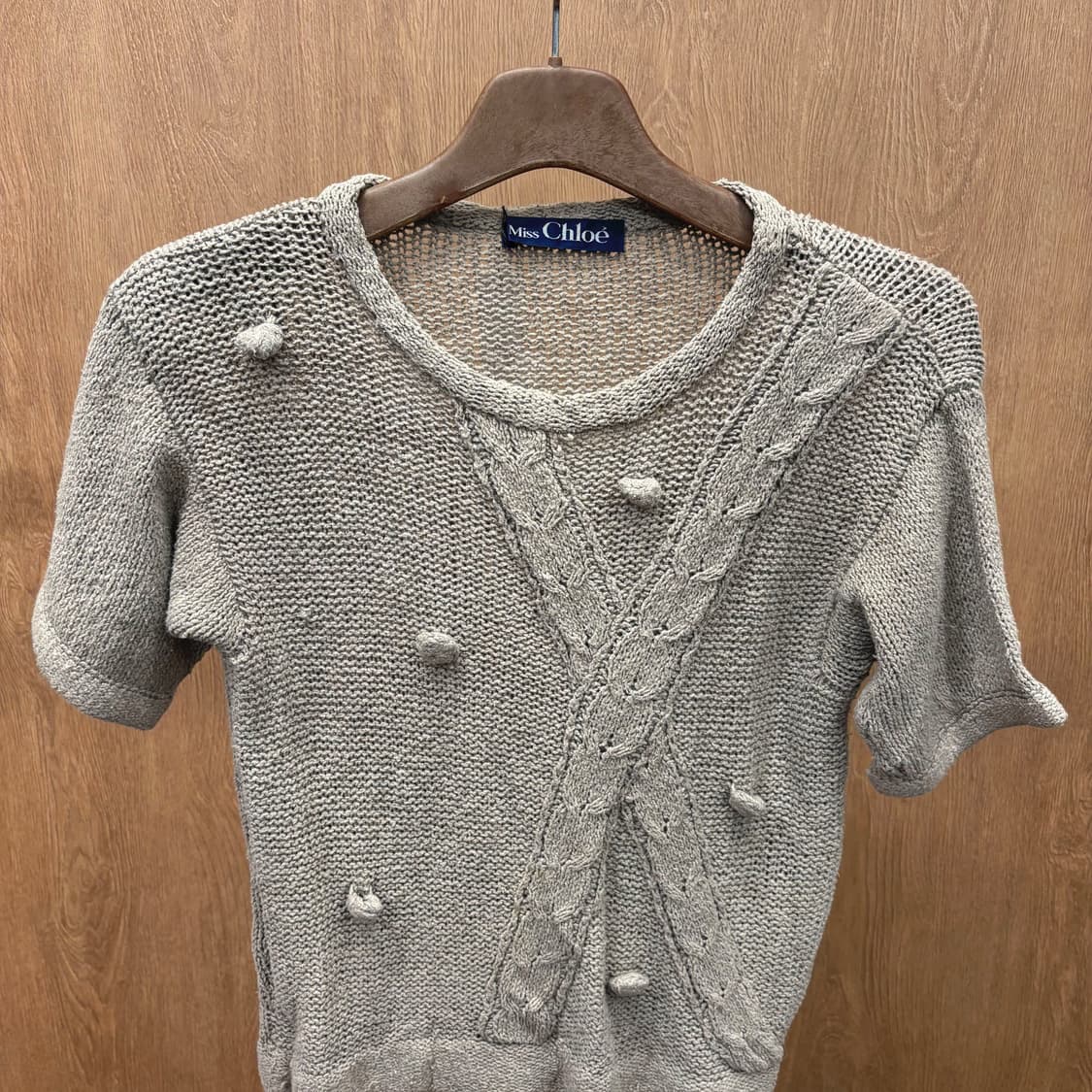 미스 끌로에 라운드넥 반팔 니트 프론트 꽈배기 짜임 디테일 웜 그레이 상품이미지4