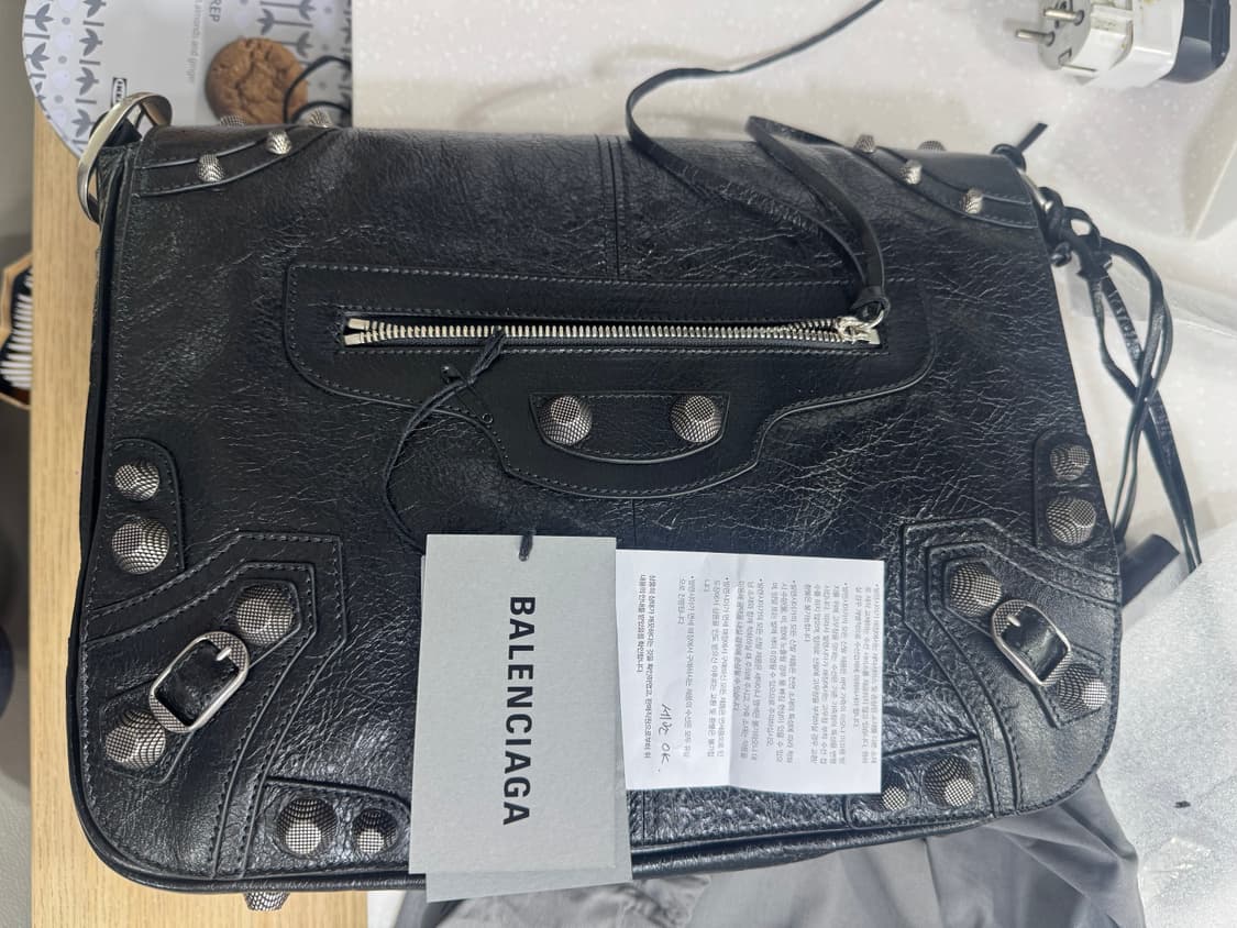 발렌시아가 르카골 메신저백 미디엄 블랙 상품이미지3