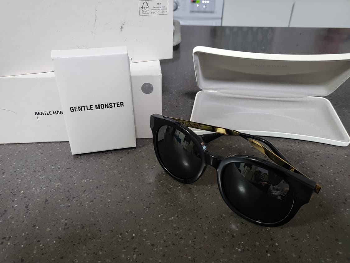 (무료배송)젠틀몬스터 블랙&골드 선글라스 풀세트 구성 상품이미지1