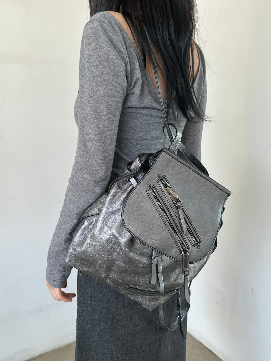 마크 제이콥스 비대칭 지퍼 레더백 상품이미지1