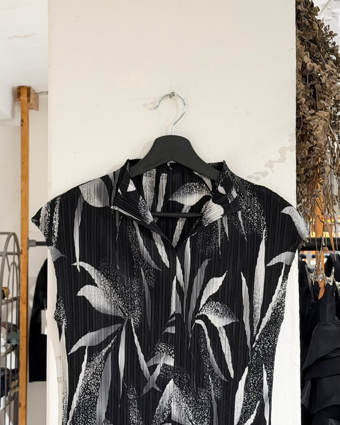 플리츠 플리즈 블랙 리프 프린트 슬리브리스 탑 상품이미지4